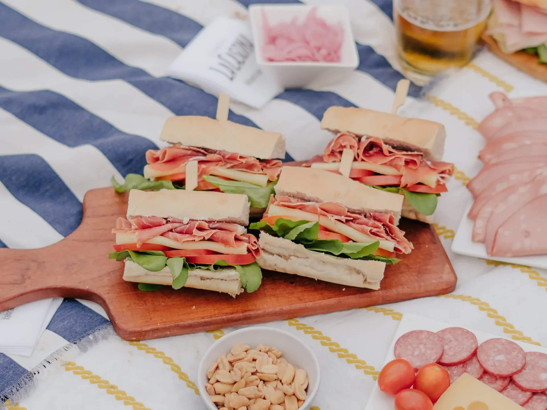 Sándwich Frío de Jamón con Lechuga y Tomate