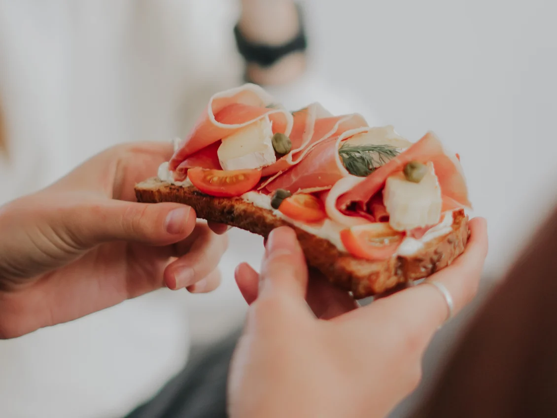 Bruschettas de jamón crudo y queso crema