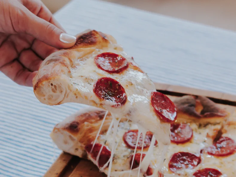 Pizza con Salame y Pepperoni